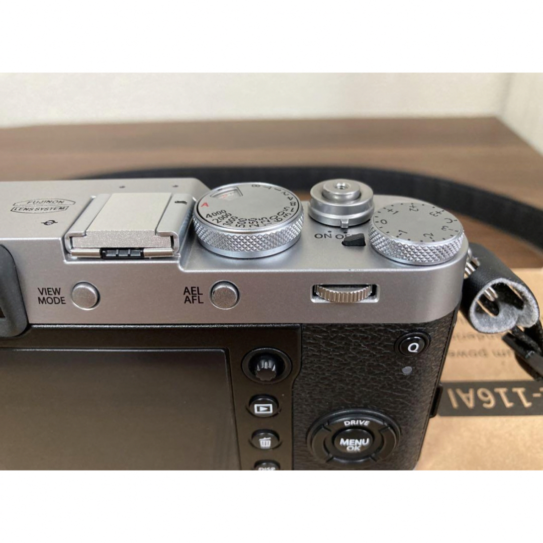 富士フイルム(フジフイルム)の[今日限定値下げ中]FUJIFILM X100F シルバー　純正レザーケース付き スマホ/家電/カメラのカメラ(フィルムカメラ)の商品写真