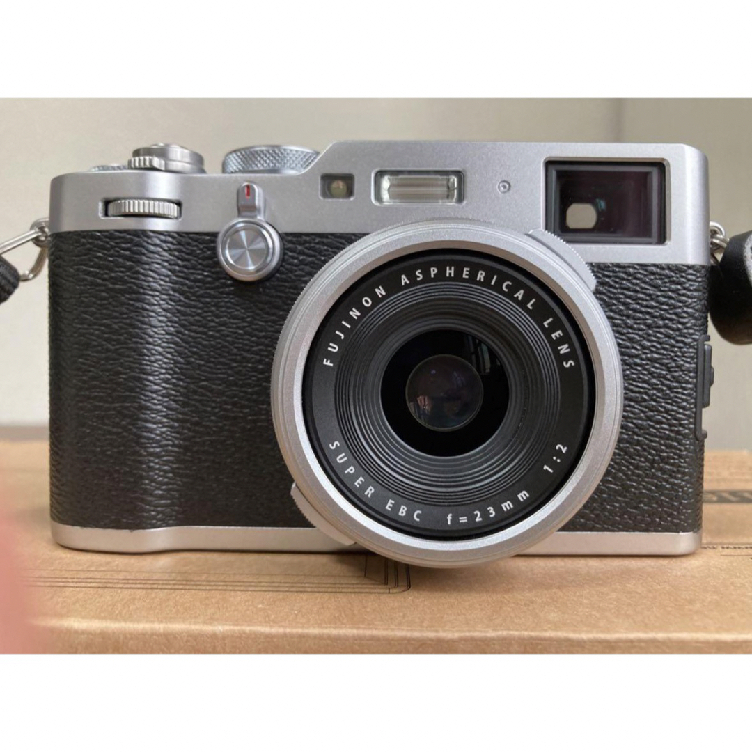 富士フイルム(フジフイルム)の[今日限定値下げ中]FUJIFILM X100F シルバー　純正レザーケース付き スマホ/家電/カメラのカメラ(フィルムカメラ)の商品写真