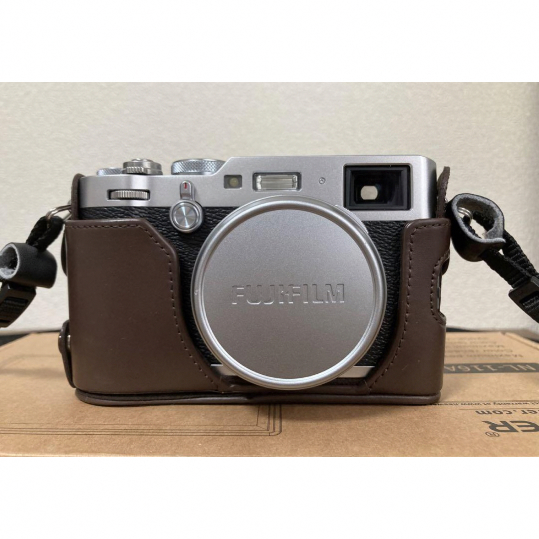 富士フイルム(フジフイルム)の[今日限定値下げ中]FUJIFILM X100F シルバー　純正レザーケース付き スマホ/家電/カメラのカメラ(フィルムカメラ)の商品写真