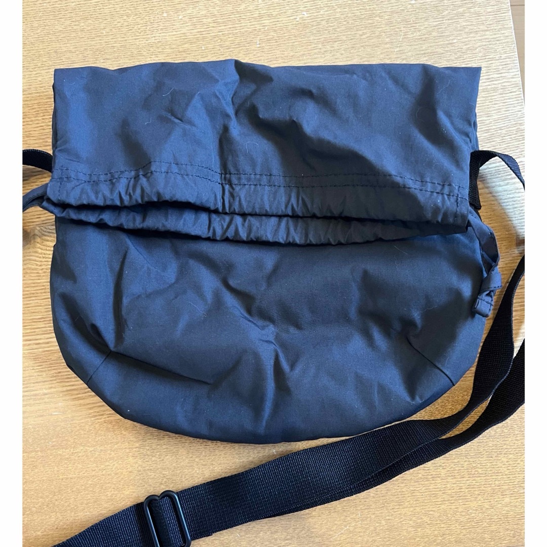UNIQLO(ユニクロ)の美品　ユニクロユー　ドローストリングバッグ　スモール メンズのバッグ(ショルダーバッグ)の商品写真