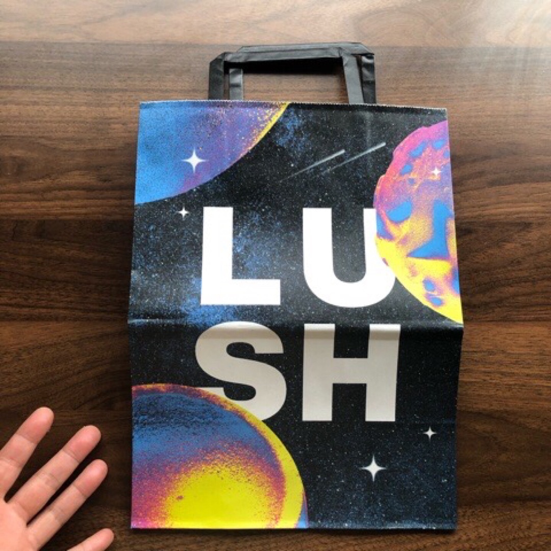 LUSH(ラッシュ)の未使用 ラッシュ ショップ 紙袋 レディースのバッグ(ショップ袋)の商品写真