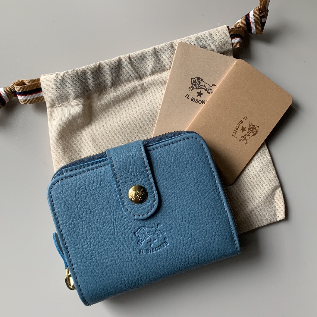 IL BISONTE(イルビゾンテ)の【新品】イルビゾンテ 二つ折り財布 ラウンドジップ アヴィオ ブルー グレー レディースのファッション小物(財布)の商品写真
