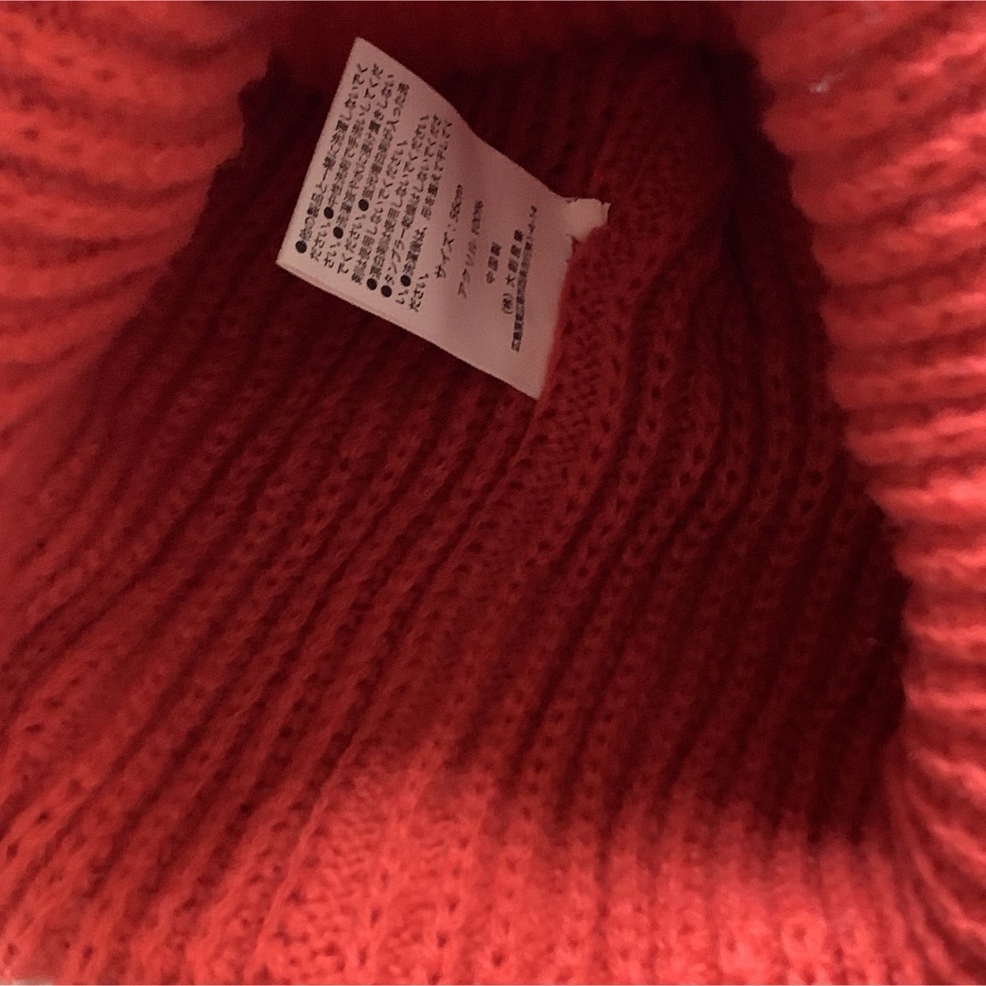 <限界価格>　新品・未使用　ニット帽　レッド レディースの帽子(ニット帽/ビーニー)の商品写真