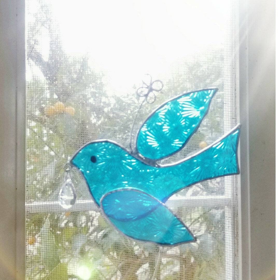 ステンドグラス　クリスタルを運ぶ　青い鳥のサンキャッチャー インテリア/住まい/日用品のインテリア小物(モビール)の商品写真