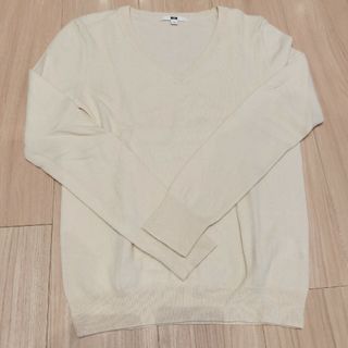 ユニクロ(UNIQLO)のカシミヤ100％ Ｖネックニット オフホワイト(ニット/セーター)