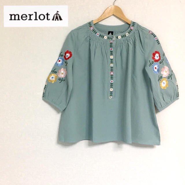 merlot(メルロー)のメルロー プラント花刺繍トップス ライトブルー レディースのトップス(シャツ/ブラウス(半袖/袖なし))の商品写真