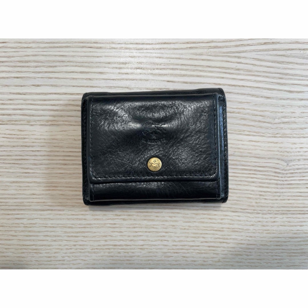 IL BISONTE(イルビゾンテ)のイルビゾンテ 三つ折り財布 トリフォルド　ブラック レザー 金ボタン レディースのファッション小物(財布)の商品写真