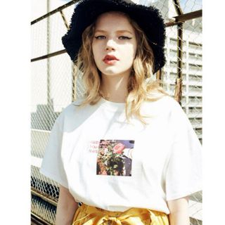 ジュエティ(jouetie)のjouetie  ジュエティ　ポラフォトＴ　薔薇　Ｔシャツ　　(Tシャツ(半袖/袖なし))