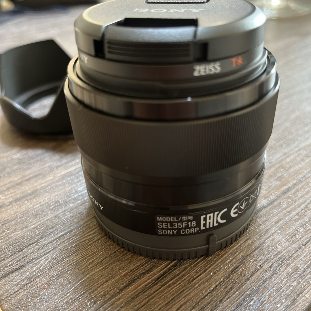 SONY(ソニー)のSONY SEL35F18 E-mount 単焦点レンズ スマホ/家電/カメラのカメラ(レンズ(単焦点))の商品写真