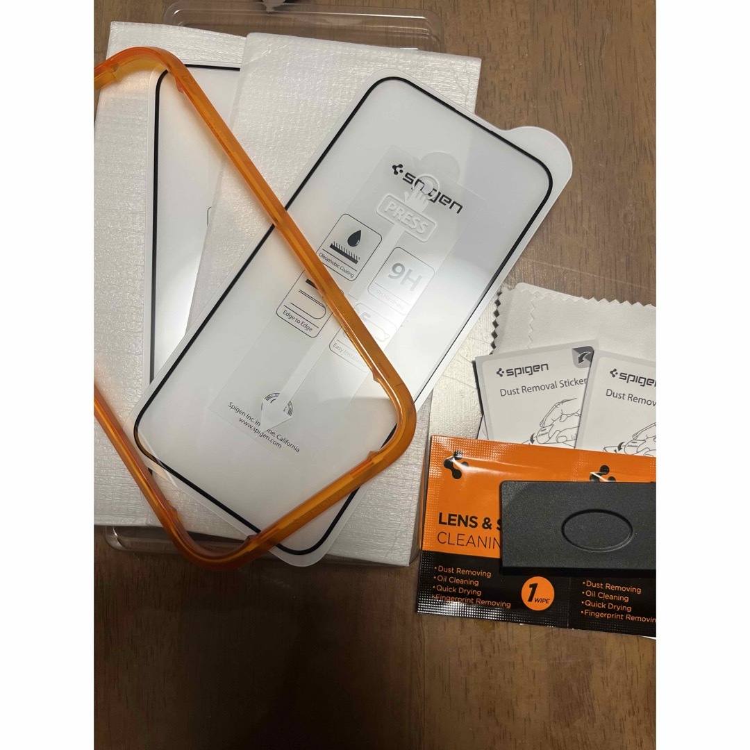 Spigen(シュピゲン)のiPhone 14 Pro 用 ガイド枠付き  保護 フィルム 2枚入 スマホ/家電/カメラのスマホアクセサリー(保護フィルム)の商品写真