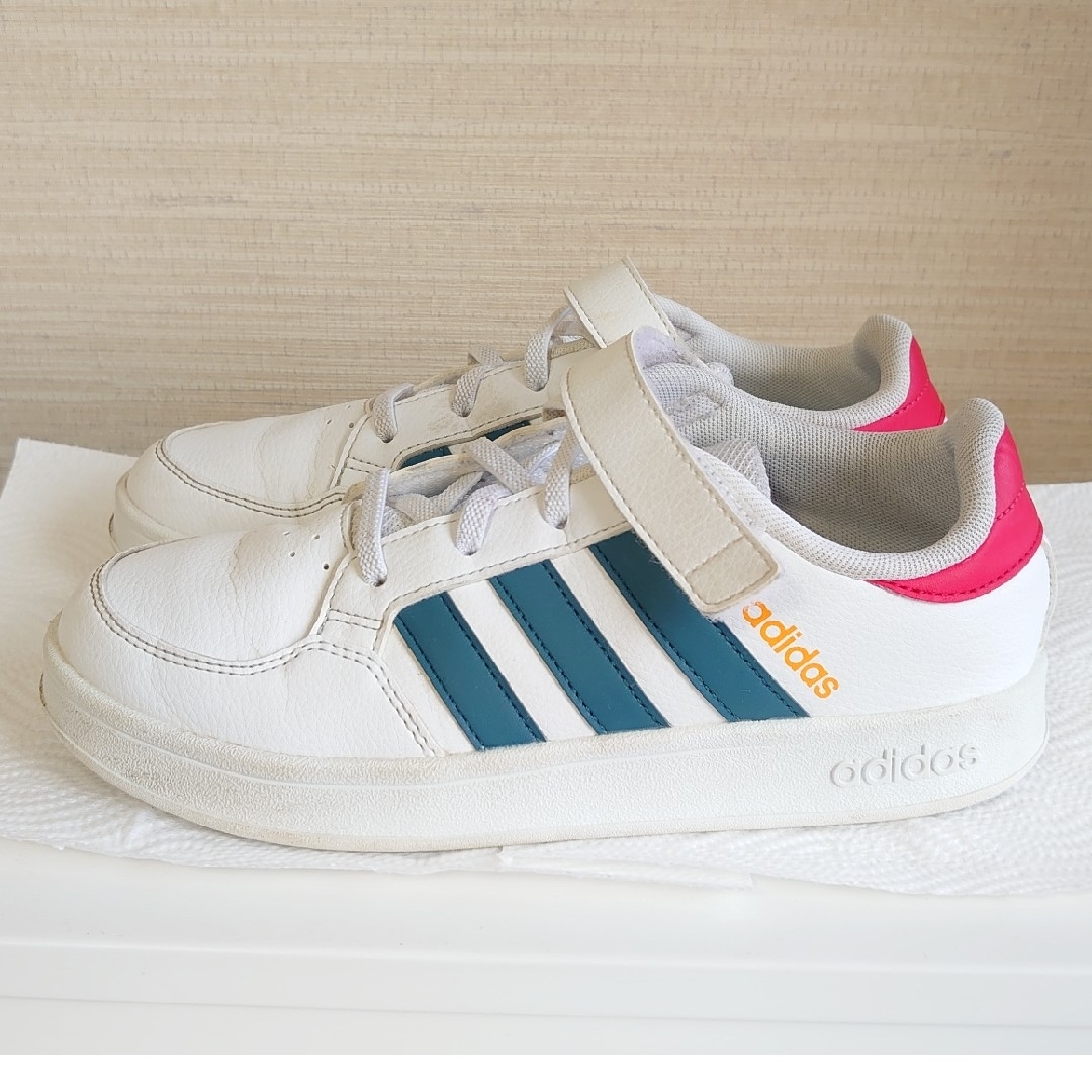 adidas(アディダス)のアディダス　adidas　キッズスニーカー キッズ/ベビー/マタニティのキッズ靴/シューズ(15cm~)(スニーカー)の商品写真