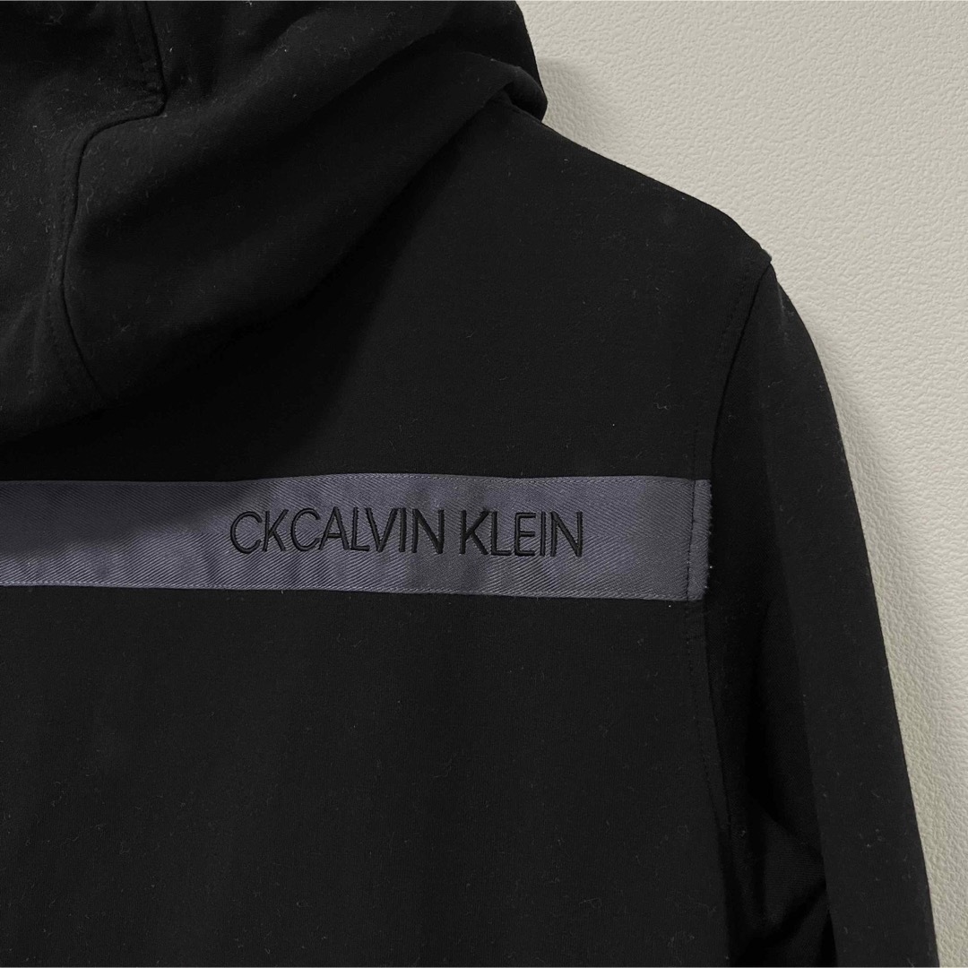 ck Calvin Klein(シーケーカルバンクライン)のCALVIN KLEIN ブラックパーカー メンズのトップス(パーカー)の商品写真
