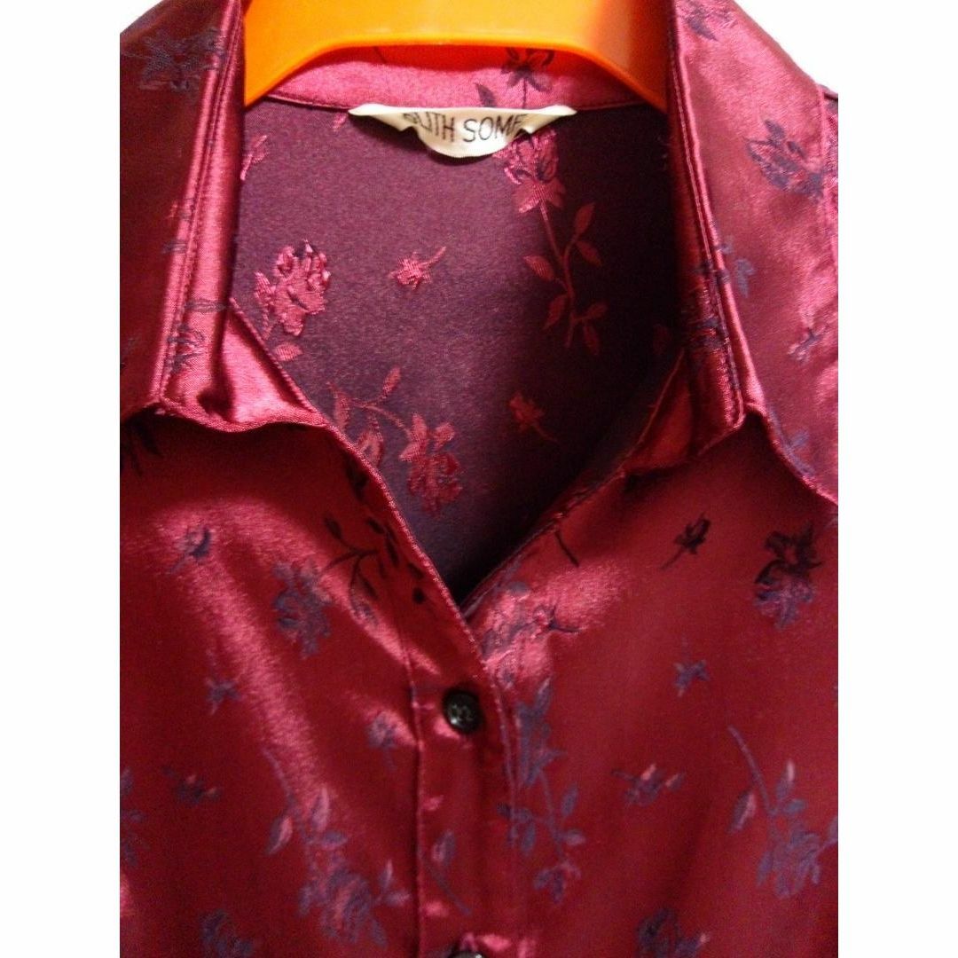 ワインレッド　花柄　刺繍　シャツ レディースのトップス(シャツ/ブラウス(長袖/七分))の商品写真
