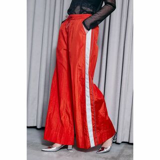 メゾンスペシャル(MAISON SPECIAL)の着２回 美品 Side Line Wide Pants 赤 プランクプロジェクト(カジュアルパンツ)
