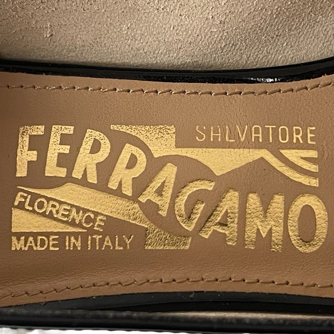 Salvatore Ferragamo(サルヴァトーレフェラガモ)のまっちゃ様専用Salvatore Ferragamo フェラガモ ブラック レディースの靴/シューズ(ハイヒール/パンプス)の商品写真