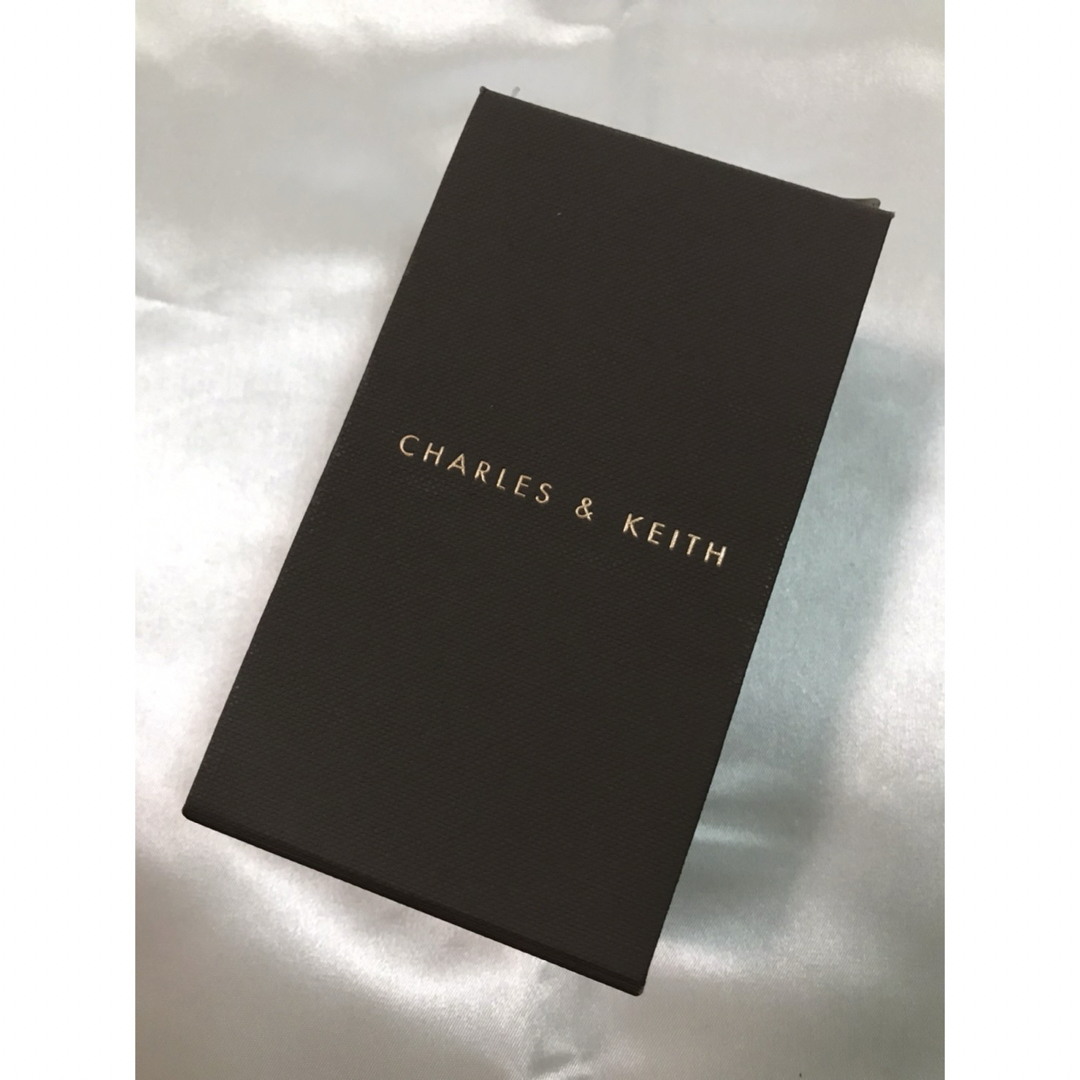 Charles and Keith(チャールズアンドキース)の【新品・完売品】Charles&Keith ミラー付き　 ミニ財布【翌日発送】 レディースのファッション小物(財布)の商品写真