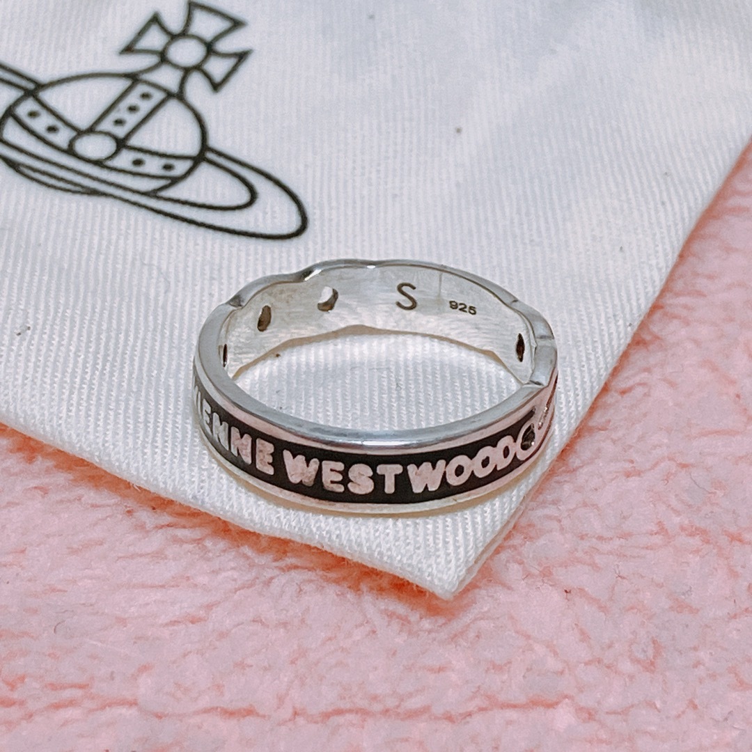 Vivienne Westwood(ヴィヴィアンウエストウッド)の【ヴィヴィアン】シンプルロゴリング　シルバー×ブラック レディースのアクセサリー(リング(指輪))の商品写真