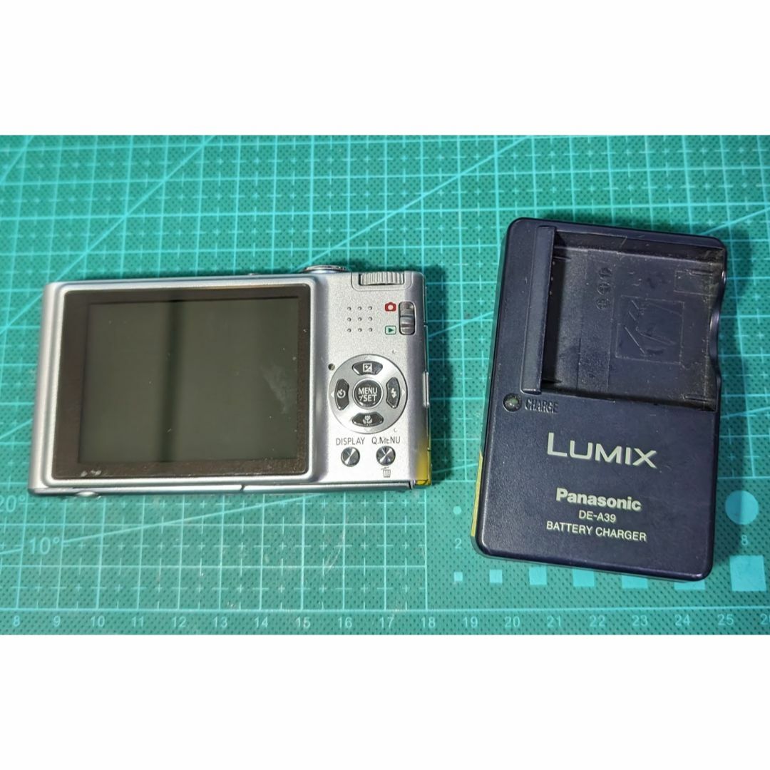 Panasonic(パナソニック)のPanasonic LUMIX DMC-FX35シルバー スマホ/家電/カメラのカメラ(コンパクトデジタルカメラ)の商品写真