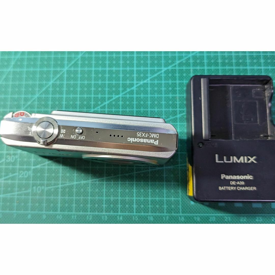 Panasonic(パナソニック)のPanasonic LUMIX DMC-FX35シルバー スマホ/家電/カメラのカメラ(コンパクトデジタルカメラ)の商品写真