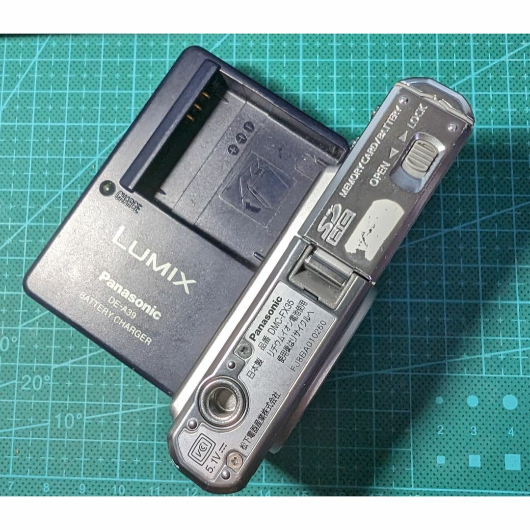 Panasonic(パナソニック)のPanasonic LUMIX DMC-FX35シルバー スマホ/家電/カメラのカメラ(コンパクトデジタルカメラ)の商品写真