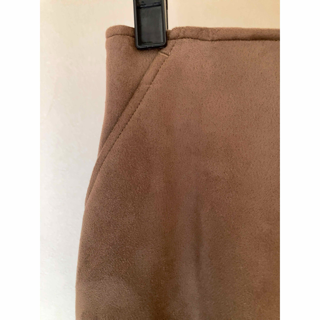 Simplicite(シンプリシテェ)のシンプリシテェ タイトスカート フェイクスエード S ベージュ レディースのスカート(ひざ丈スカート)の商品写真