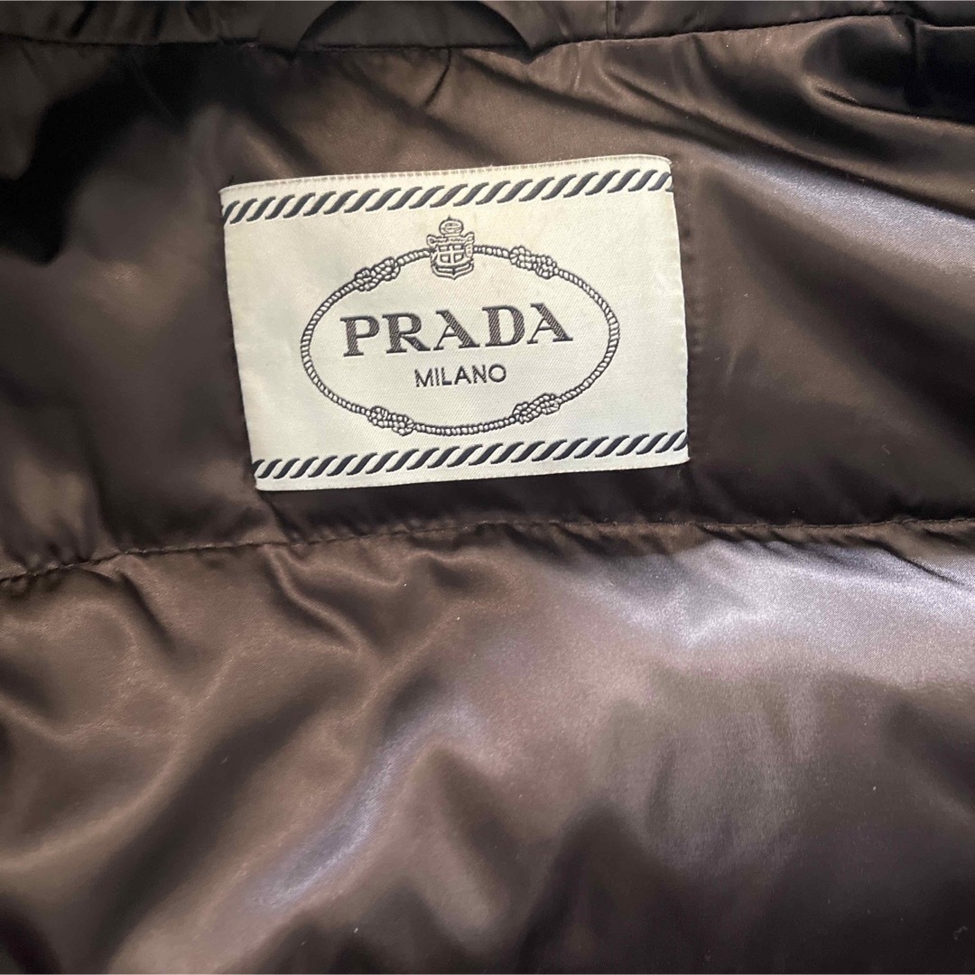 PRADA(プラダ)のリリコ様ご専用　正規品　28G060 38サイズ　プラダ　ダウン レディースのジャケット/アウター(ダウンジャケット)の商品写真