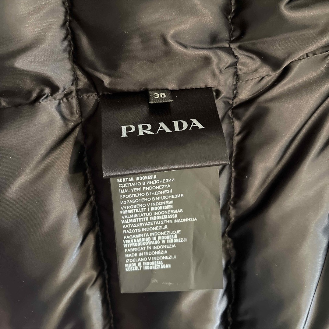 PRADA(プラダ)のリリコ様ご専用　正規品　28G060 38サイズ　プラダ　ダウン レディースのジャケット/アウター(ダウンジャケット)の商品写真