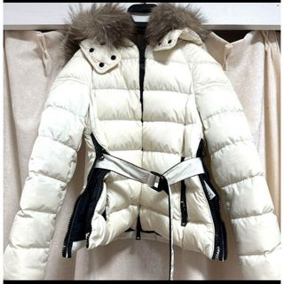 モンクレール(MONCLER)のMnrさん専用モンクレール　ファーつき　ホワイト　ダウンジャケット(ダウンジャケット)