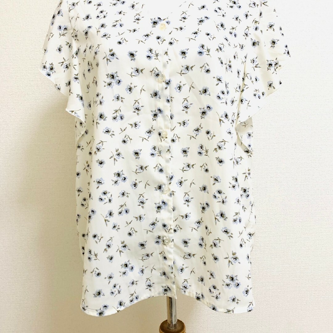GU(ジーユー)のジーユー XL ブラウス 花柄 フリル ホワイト ブルー グレー きれいめコーデ レディースのトップス(シャツ/ブラウス(半袖/袖なし))の商品写真