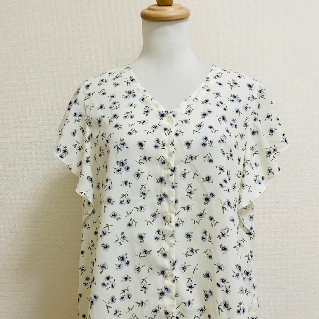 GU(ジーユー)のジーユー XL ブラウス 花柄 フリル ホワイト ブルー グレー きれいめコーデ レディースのトップス(シャツ/ブラウス(半袖/袖なし))の商品写真