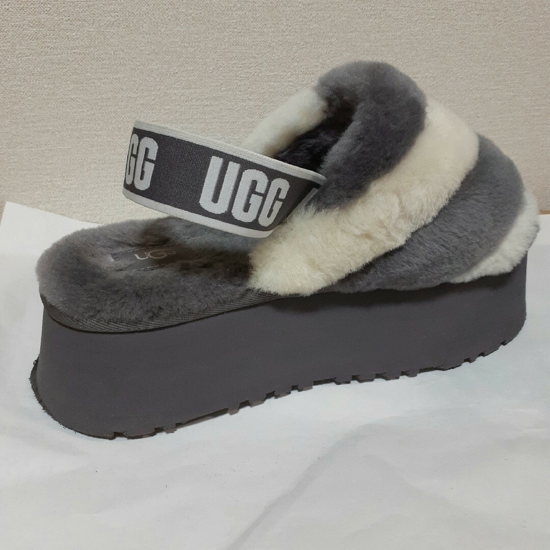 UGG(アグ)の【アザピー様専用】UGG W DISCO STRIPE SLIDEサイズ24cm レディースの靴/シューズ(サンダル)の商品写真