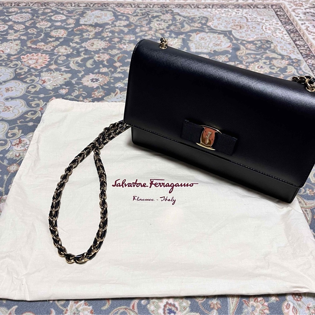 Salvatore Ferragamo(サルヴァトーレフェラガモ)の【値下】フェラガモ　チェーンショルダーバッグ レディースのバッグ(ショルダーバッグ)の商品写真