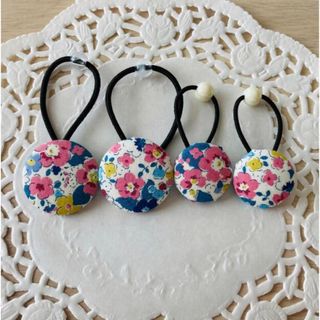 ヘアゴム　ハンドメイド　花柄①  クルミボタン　(ヘアアクセサリー)