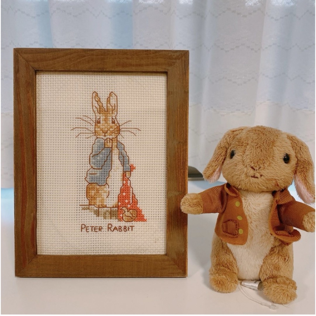 PETER RABBIT（TM）(ピーターラビット)のユザワヤ　クロスステッチ　 ピーターラビット　キット　完成品 ハンドメイドのインテリア/家具(その他)の商品写真