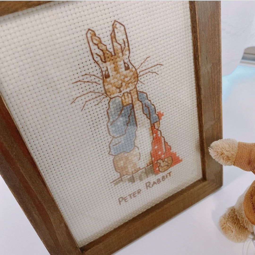 PETER RABBIT（TM）(ピーターラビット)のユザワヤ　クロスステッチ　 ピーターラビット　キット　完成品 ハンドメイドのインテリア/家具(その他)の商品写真