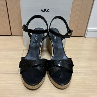 アーペーセー(A.P.C)のA.P.C ⭐︎ ジュードサンダル　ブラックエナメル　サイズ39(サンダル)