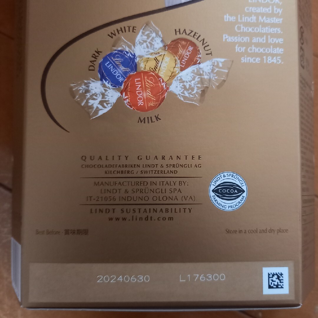 Lindt(リンツ)のリンツリンドールチョコ　ゴールド　１箱　48個   コストコ 食品/飲料/酒の食品(菓子/デザート)の商品写真