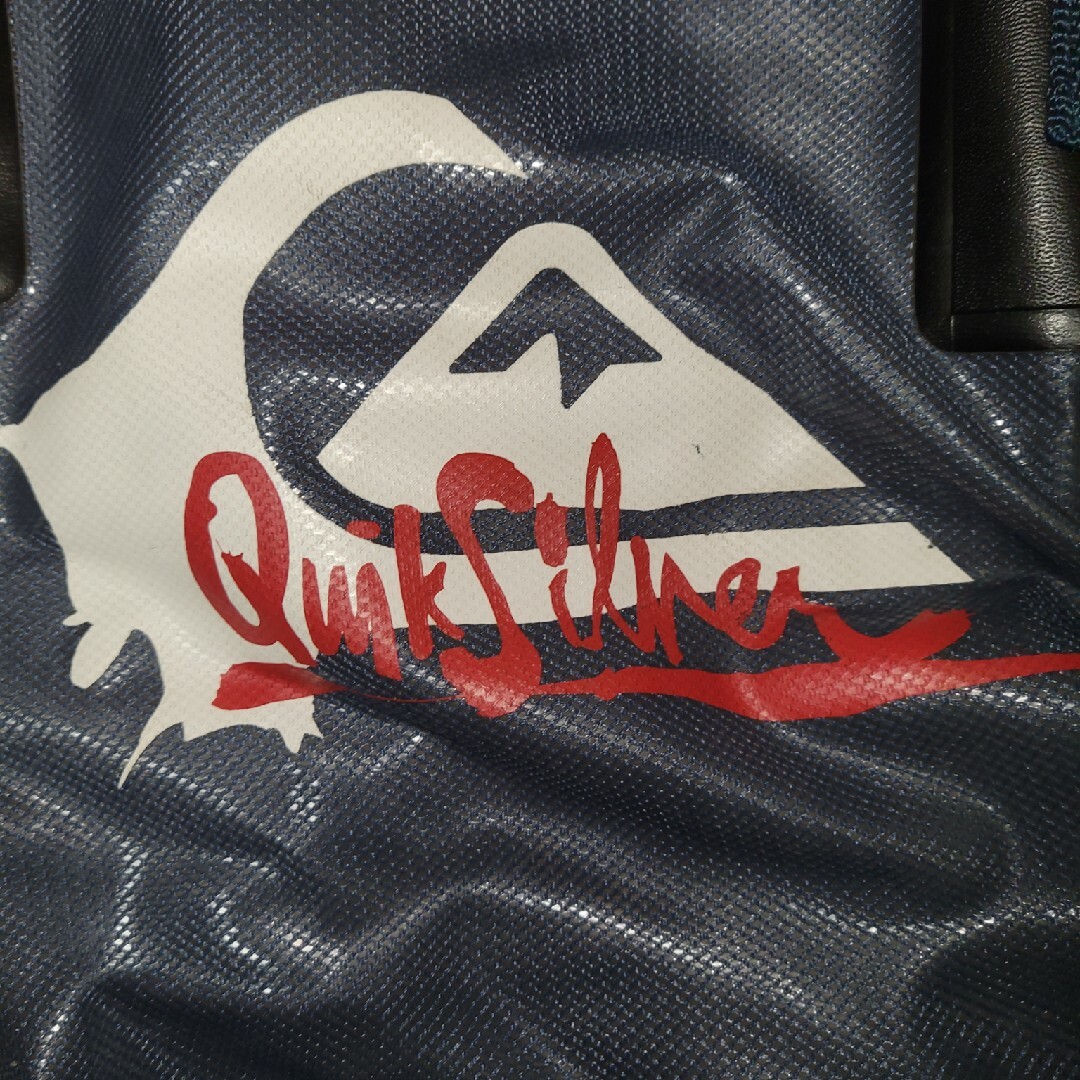 QUIKSILVER(クイックシルバー)の中古　クイックシルバー　ビニール製バック　スノボ　波乗り　サーフィン　かばん スポーツ/アウトドアのスポーツ/アウトドア その他(サーフィン)の商品写真