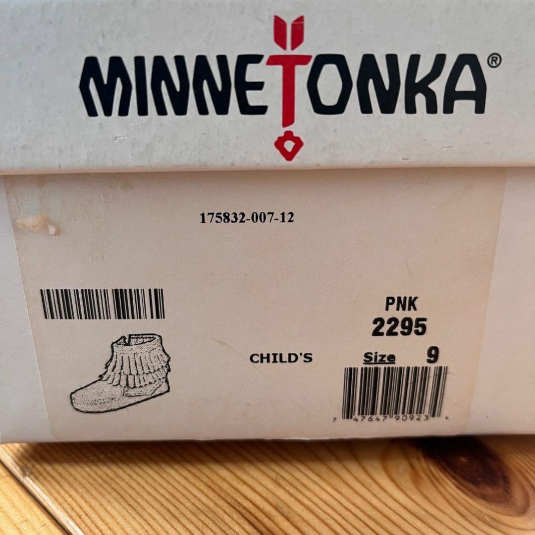 Minnetonka(ミネトンカ)の新品未使用！正規品ミネトンカ＊キッズブーツ　ダブルフリンジ　アンクルブーツ キッズ/ベビー/マタニティのキッズ靴/シューズ(15cm~)(ブーツ)の商品写真