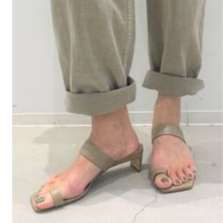 アパルトモンドゥーズィエムクラス(L'Appartement DEUXIEME CLASSE)のBRENTA One Finger Heel Sandal ベージュ38(サンダル)