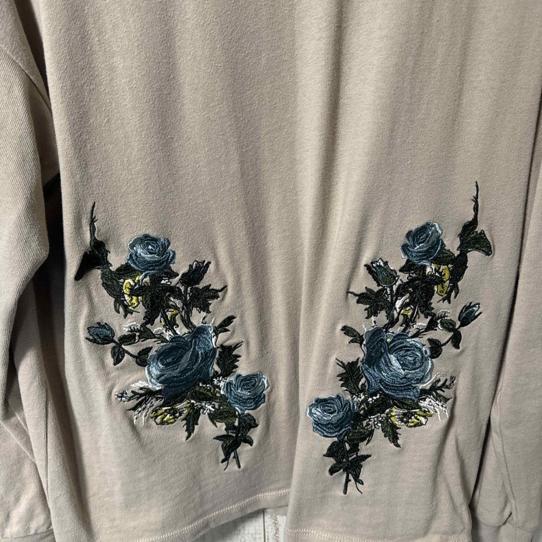TAKEO KIKUCHI(タケオキクチ)のフラワー刺繍入りカットソー メンズのトップス(Tシャツ/カットソー(七分/長袖))の商品写真