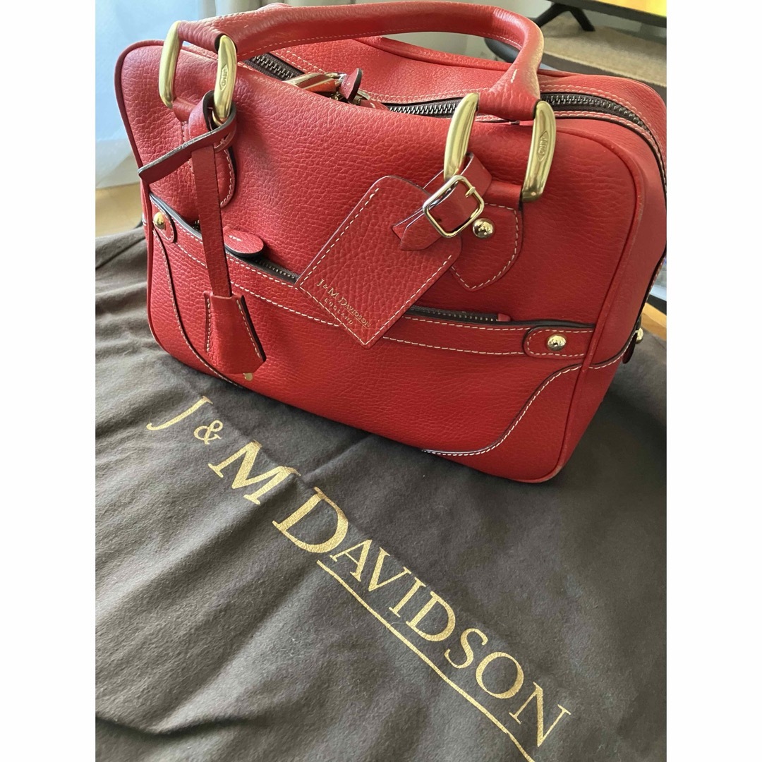 J&M DAVIDSON(ジェイアンドエムデヴィッドソン)のJ＆M DAVIDSON 赤ボストンバッグ レディースのバッグ(ボストンバッグ)の商品写真