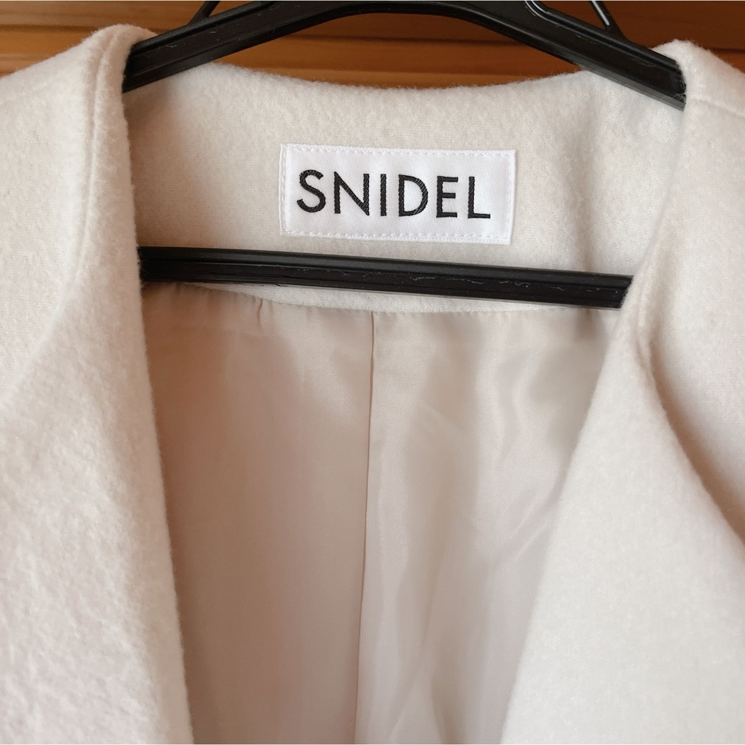 SNIDEL(スナイデル)のSNIDEL スナイデル  ホワイト コート　チェスターコート レディースのジャケット/アウター(チェスターコート)の商品写真