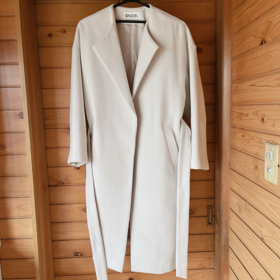 SNIDEL(スナイデル)のSNIDEL スナイデル  ホワイト コート　チェスターコート レディースのジャケット/アウター(チェスターコート)の商品写真