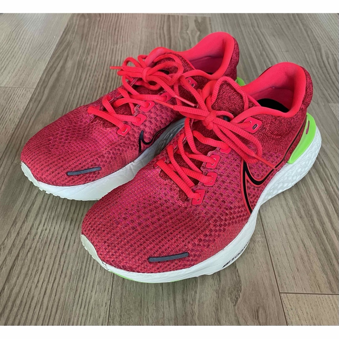 NIKE(ナイキ)のNIKE ズームX インヴィンシブル　ラン　フライニット2  27.5cm中古品 スポーツ/アウトドアのランニング(シューズ)の商品写真