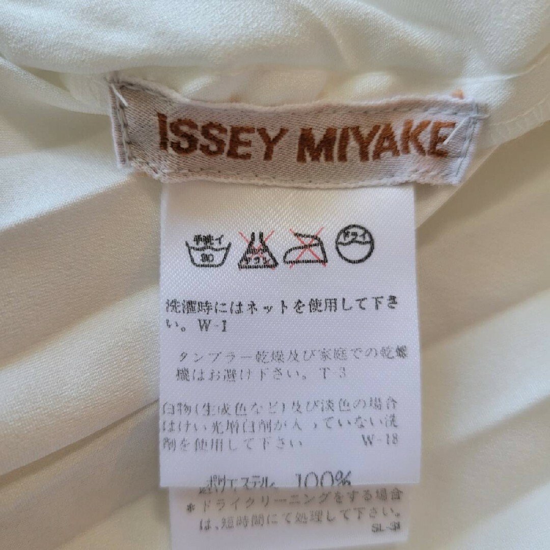 ISSEY MIYAKE(イッセイミヤケ)の【希少】イッセイミヤケ　プリーツ　ドレスシャツ　ホワイト レディースのトップス(シャツ/ブラウス(長袖/七分))の商品写真