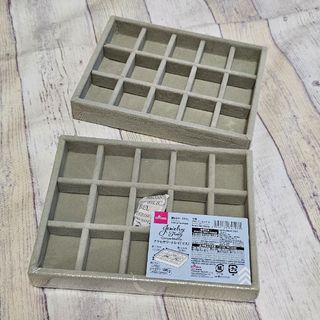 ダイソー(DAISO)のアクセサリートレイ  15マス グレー2個セット リング、ピアスなどに(小物入れ)