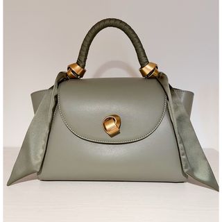 チャールズアンドキース(Charles and Keith)のCHARLES & KEITH サテンプリーツドスカーフ トラペーズバッグ(ハンドバッグ)