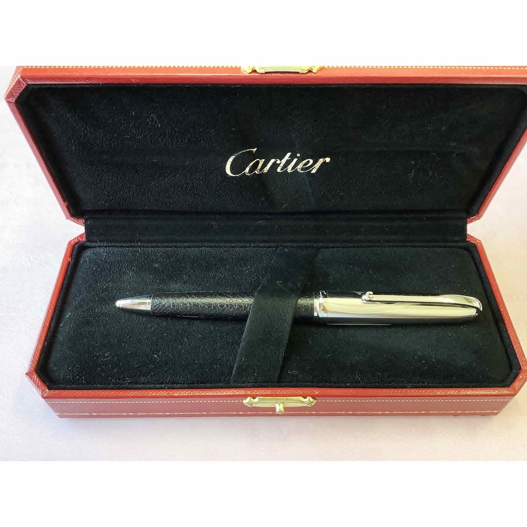 Cartier(カルティエ)の未使用 カルティエ ボールペン 限定品 レザー仕様 cartier 箱付き インテリア/住まい/日用品の文房具(ペン/マーカー)の商品写真