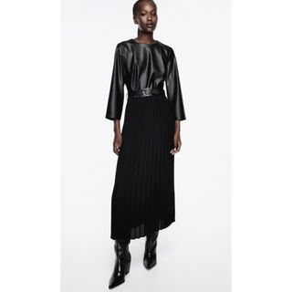 ザラ(ZARA)の人気　即完売品　美品　ZARA エコレザー×プリーツスカート　ワンピース　XS(ロングワンピース/マキシワンピース)